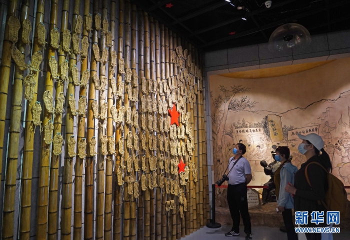 △在江西省于都县中央红军长征出发纪念馆,游客在参观80双草鞋组成的“草鞋墙”(4月30日摄)。新华社记者 万象 摄 △在江西省于都县中央红军长征出发纪念馆,游客在参观80双草鞋组成的“草鞋墙”(4月30日摄)。新华社记者 万象 摄