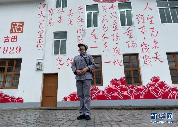 一名讲解员在古田“红军小镇”讲解(4月21日摄)。新华社记者林超摄 一名讲解员在古田“红军小镇”讲解(4月21日摄)。新华社记者林超摄