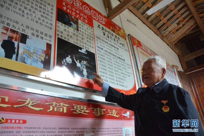 长汀县长窠头村村民钟宜龙在介绍自己举办的红色家庭展(4月27日摄)。新华社记者林超摄 长汀县长窠头村村民钟宜龙在介绍自己举办的红色家庭展(4月27日摄)。新华社记者林超摄