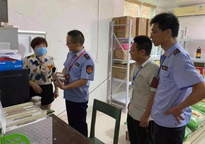 图为检查现场。 图为检查现场。