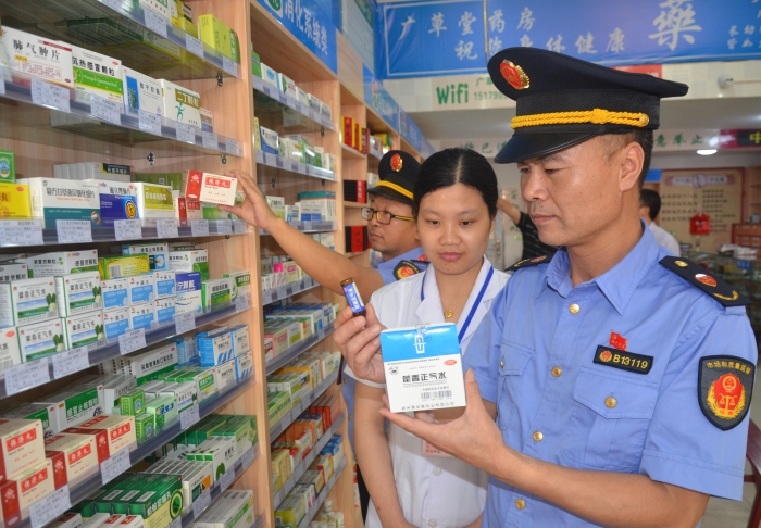 图为7月20日执法人员在一家乡镇大药店内检查。 图为7月20日执法人员在一家乡镇大药店内检查。