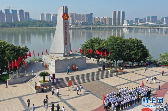 人们在江西省于都县中央红军长征出发纪念碑前参加纪念活动（4月30日摄，无人机照片）。　新华社记者 万象 摄