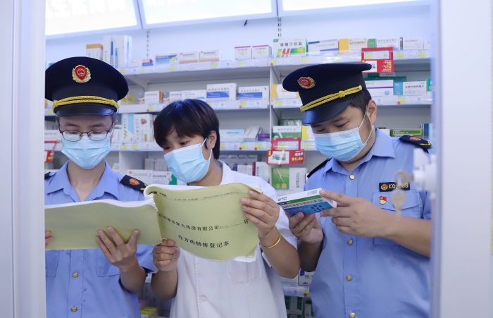 图为9月13日执法人员在一家药店查看网络药品销售登记情况,并核对处方药处方单。 图为9月13日执法人员在一家药店查看网络药品销售登记情况,并核对处方药处方单。