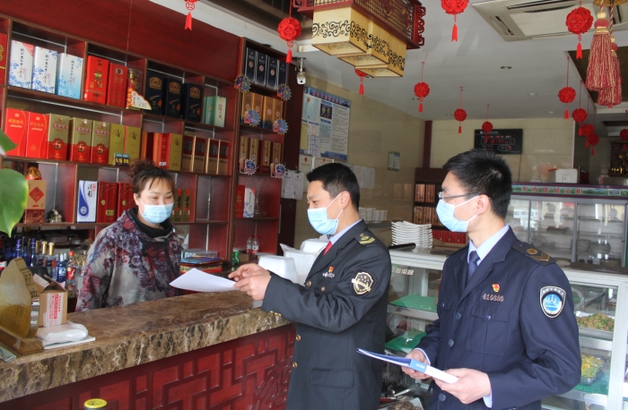 图为执法人员在一餐饮店进行检查和现场指导。 图为执法人员在一餐饮店进行检查和现场指导。