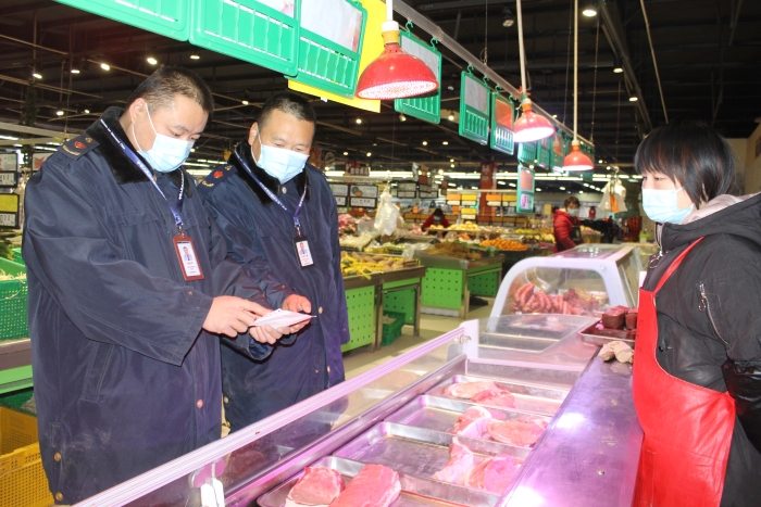 图为执法人员在一家商场检查肉品相关手续。 图为执法人员在一家商场检查肉品相关手续。