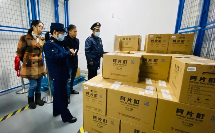 图为执法人员对药品生产企业生产过程中使用的麻醉药品使用记录进行检查。 图为执法人员对药品生产企业生产过程中使用的麻醉药品使用记录进行检查。