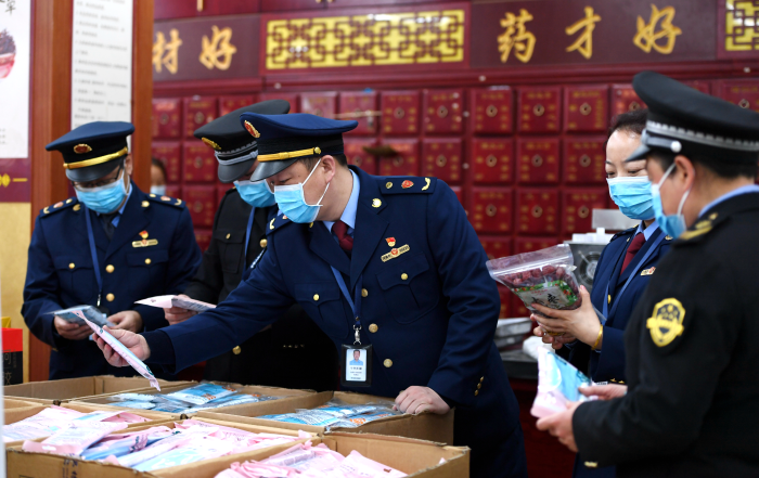 图为执法人员在一家药店检查。 图为执法人员在一家药店检查。