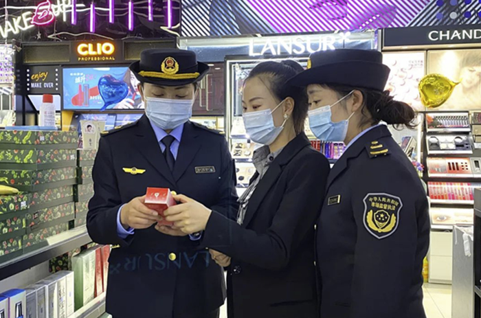 图为礼县市场监管局执法人员在一家化妆品经营门店检查产品标签标识。 图为礼县市场监管局执法人员在一家化妆品经营门店检查产品标签标识。