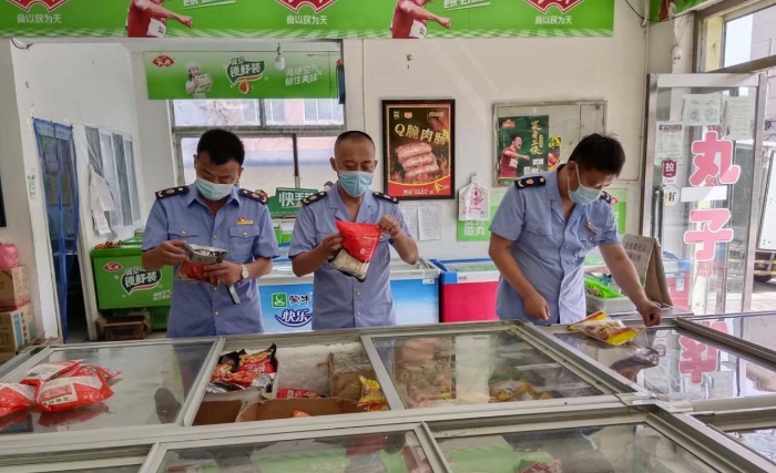 图为黑山县市场监管局城南所执法人员在一家超市检查冷冻食品贮存情况。 图为黑山县市场监管局城南所执法人员在一家超市检查冷冻食品贮存情况。