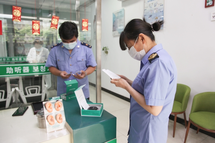 图为执法人员检查助听器经营企业产品质量安全。 图为执法人员检查助听器经营企业产品质量安全。