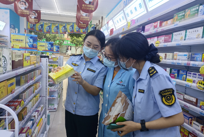 图为9月20日,该局马鞍街道市场监管所执法人员在一家药店检查。 图为9月20日,该局马鞍街道市场监管所执法人员在一家药店检查。