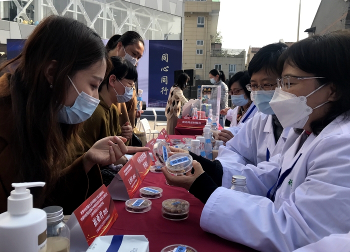 图为安全用药月公益服务活动现场。 图为安全用药月公益服务活动现场。