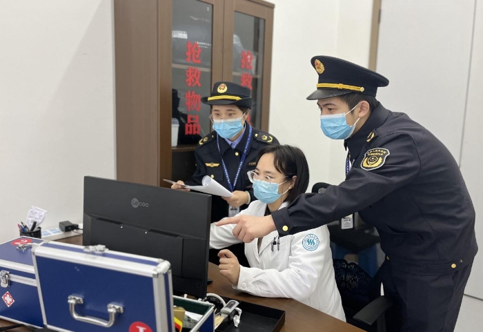 图为该局执法人员对校医院的药品进货记录进行核对。 图为该局执法人员对校医院的药品进货记录进行核对。