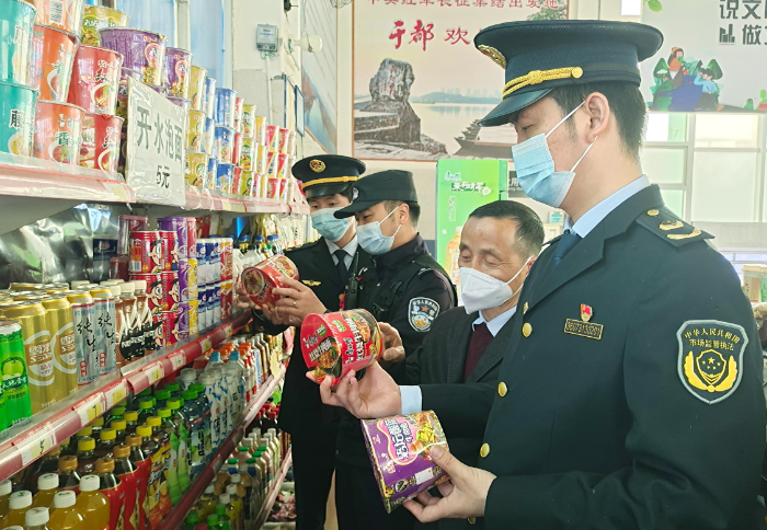 图为3月24日,该局和县火车站派出所执法人员在于都火车站候车大厅食品经营店检查食品质量。 图为3月24日,该局和县火车站派出所执法人员在于都火车站候车大厅食品经营店检查食品质量。