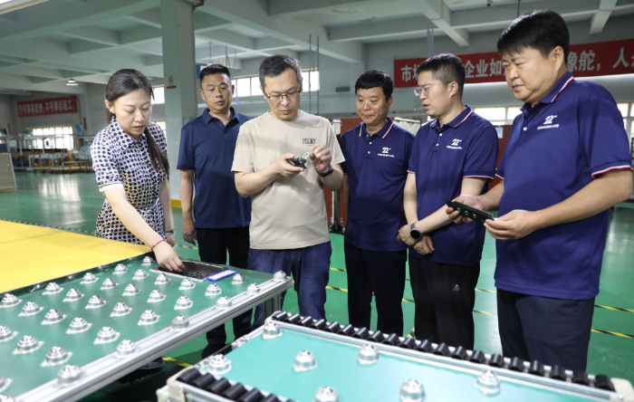 图为调研组帮扶指导企业健全质量管理体系建设。(叶阳欢摄) 图为调研组帮扶指导企业健全质量管理体系建设。(叶阳欢摄)