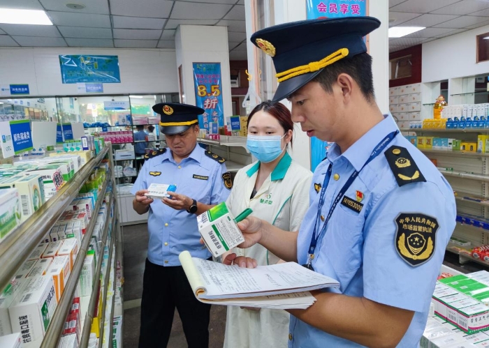 图为执法人员在一家药店检查抗病毒药品质量。 图为执法人员在一家药店检查抗病毒药品质量。