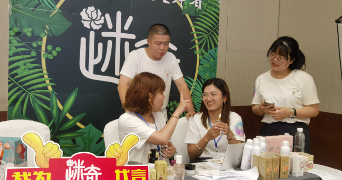 图为直播间开通当天,来自京津冀三地残疾人共同直播的场景。 图为直播间开通当天,来自京津冀三地残疾人共同直播的场景。