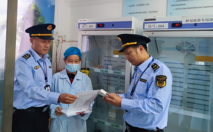 图为10月30日该局执法人员在白舍镇中心卫生院检查疫苗质量情况。 图为10月30日该局执法人员在白舍镇中心卫生院检查疫苗质量情况。