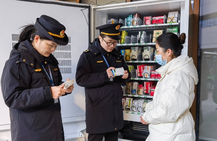 图为执法人员检查自助售药机运行情况。 图为执法人员检查自助售药机运行情况。