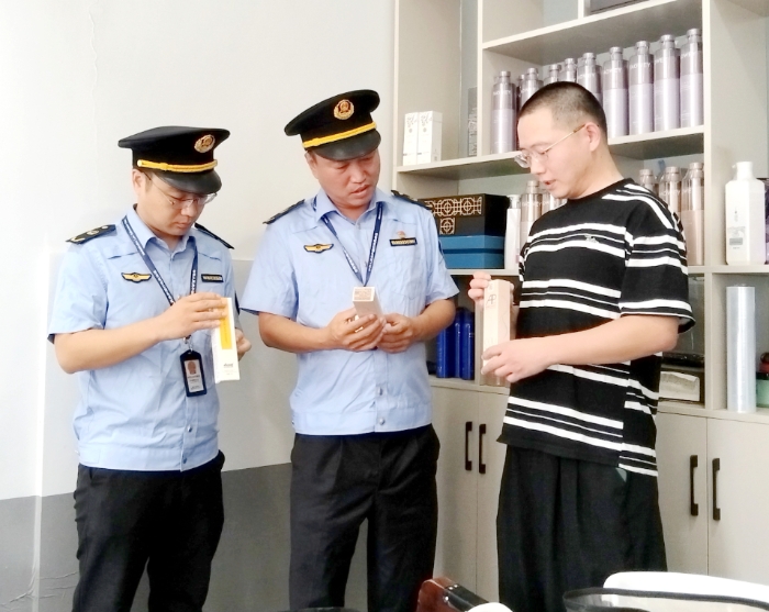 图为该局执法人员检查辖区某理发店使用的染发类化妆品。 图为该局执法人员检查辖区某理发店使用的染发类化妆品。