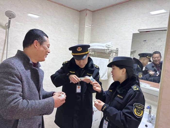 图为12月10日,该局马武镇市场监管所执法人员在一家宾馆检查化妆品的标签标识是否完整。 图为12月10日,该局马武镇市场监管所执法人员在一家宾馆检查化妆品的标签标识是否完整。