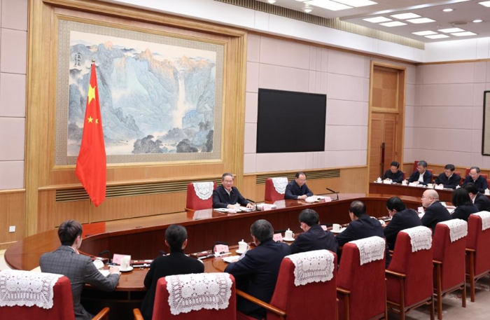 1月19日下午，中共中央政治局常委、国务院总理李强在北京主持召开专家、企业家和教科文卫体等领域代表座谈会，听取对《政府工作报告》和《“十五五”规划纲要（草案）》两个征求意见稿的意见建议。新华社记者 黄敬文 摄