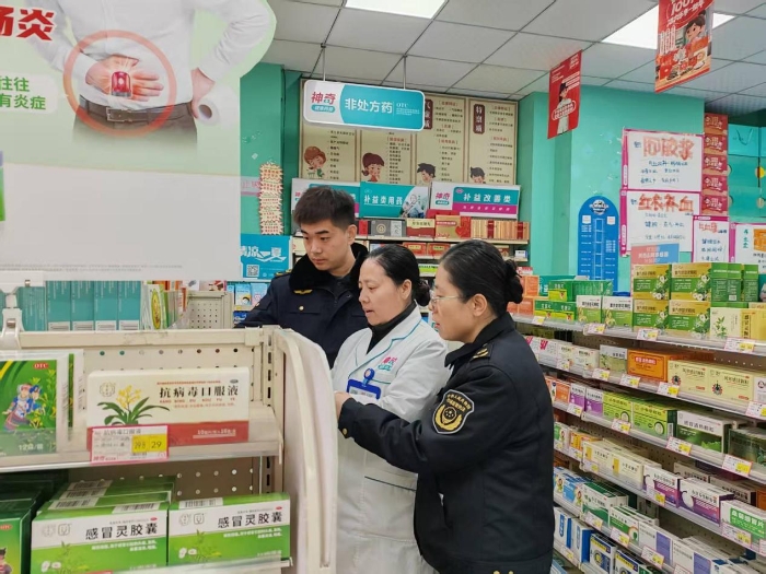 图为执法人员在一家药品零售连锁门店现场检查。（张婷 摄）