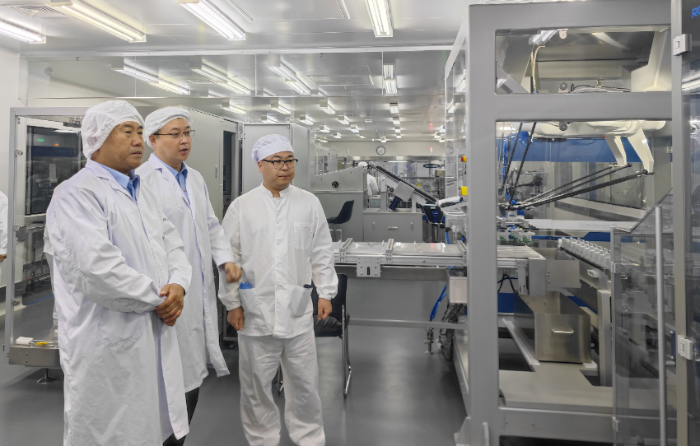 图为执法人员深入生物制品生产企业检查设施设备维护保养等关键环节。 图为执法人员深入生物制品生产企业检查设施设备维护保养等关键环节。