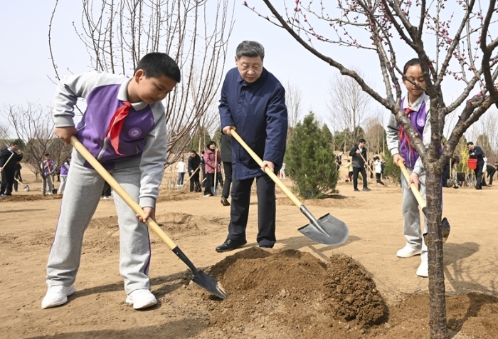 ②3月30日，党和国家领导人习近平、李强、赵乐际、王沪宁、蔡奇、丁薛祥、李希等来到北京市昌平区百善镇参加首都义务植树活动。这是习近平同大家一起植树。新华社记者 燕雁 摄