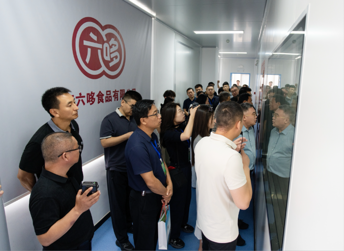媒体采访团深入代表性企业实地探访。吴金奥摄