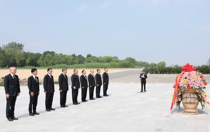 7月28日，受习近平总书记委托，在唐山抗震救灾和新唐山建设50年之际，中共中央政治局常委、国务院总理李强到河北省唐山市调研慰问。这是李强来到唐山地震遗址纪念公园，以党中央、国务院名义向唐山大地震罹难同胞和在抗震救灾中捐躯的英雄敬献花篮。新华社记者 黄敬文 摄
