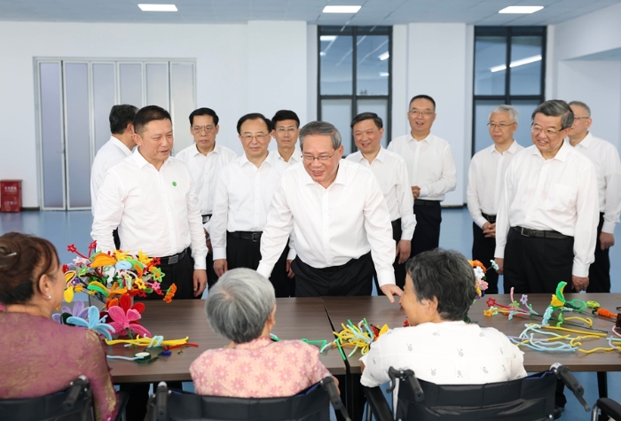 7月28日，受习近平总书记委托，在唐山抗震救灾和新唐山建设50年之际，中共中央政治局常委、国务院总理李强到河北省唐山市调研慰问。这是在唐山市截瘫疗养院，李强看望慰问地震截瘫伤员，并与他们亲切交流。新华社记者 黄敬文 摄