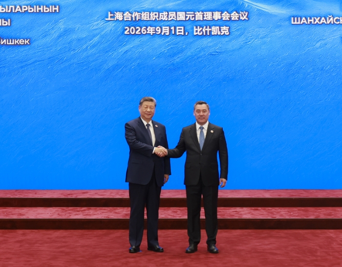 当地时间9月1日上午,国家主席习近平在比什凯克出席上海合作组织成员国元首理事会第二十六次会议。这是习近平同上海合作组织轮值主席国吉尔吉斯斯坦总统扎帕罗夫握手。新华社记者 王晔 摄 当地时间9月1日上午,国家主席习近平在比什凯克出席上海合作组织成员国元首理事会第二十六次会议。这是习近平同上海合作组织轮值主席国吉尔吉斯斯坦总统扎帕罗夫握手。新华社记者 王晔 摄